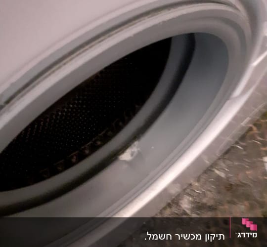 פתח מכונת כביסה עם תוף פנימי גלוי